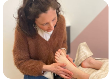 Ariane pratiquant un massage des pieds en cabinet