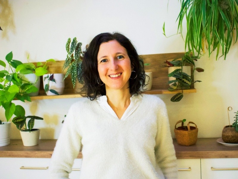 Ariane Dezalys, naturopathe et réflexologue plantaire, dans son intérieur végétalisé
